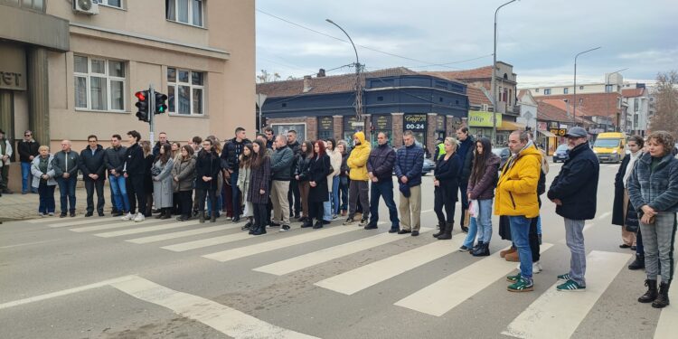 Blokade na više lokacija u Leskovcu, napadnuti i vređani profesori muzičke škole – VIDEO
