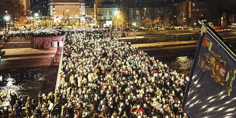 U Nišu izuzetno masivan skup, u Beogradu oko 100.000 ljudi, tvrde iz Arhiva javnih skupova