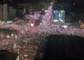 Svetske agencije: Desetine hiljada ljudi na protestima u Srbiji protiv populističkog predsednika