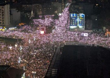 Svetske agencije: Desetine hiljada ljudi na protestima u Srbiji protiv populističkog predsednika