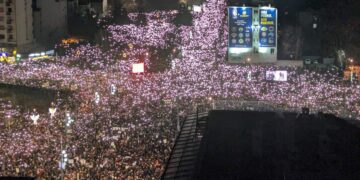 Svetske agencije: Desetine hiljada ljudi na protestima u Srbiji protiv populističkog predsednika