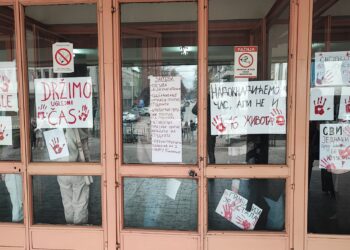 Maturanti leskovačke Gimnazije blokirali školu – Nikoga ne puštaju unutra, spavaće u holu i mole građane za podršku – VIDEO