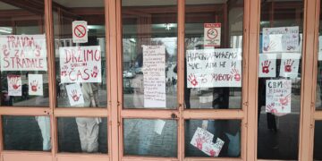 Maturanti leskovačke Gimnazije blokirali školu – Nikoga ne puštaju unutra, spavaće u holu i mole građane za podršku – VIDEO