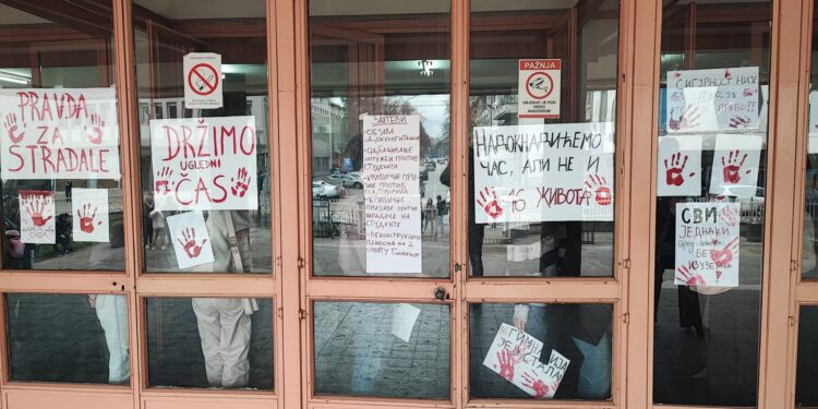 Maturanti leskovačke Gimnazije blokirali školu – Nikoga ne puštaju unutra, spavaće u holu i mole građane za podršku – VIDEO