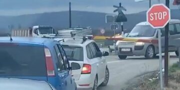 Kad si dovoljno lud da sam sebi ugroziš život: Pružna rampa spuštena, a vozači prolaze kao na traci – VIDEO