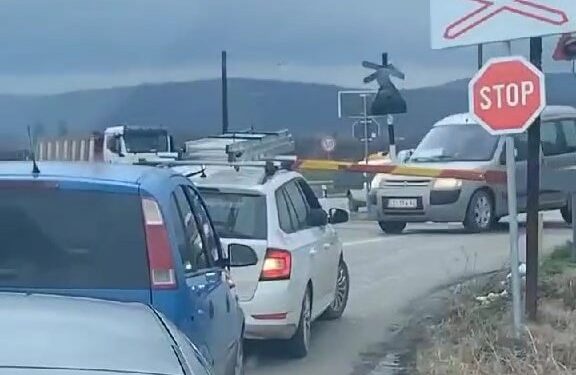 Kad si dovoljno lud da sam sebi ugroziš život: Pružna rampa spuštena, a vozači prolaze kao na traci – VIDEO