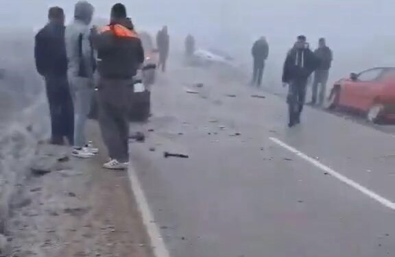 Lančani sudar desetak vozila na putu za Vučje, povređena samo jedna osoba