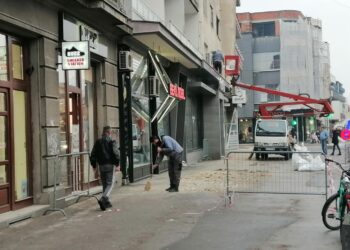 Fasada zgrade u centru Leskovca se NIJE obrušila, stanari je renoviraju o sopstvenom trošku