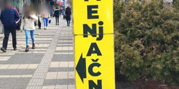 Upao pod fantomkom i pokušao da opljačka menjačnicu u centru Leskovca