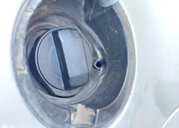 Vodite računa gde ostavljate auto, u Leskovcu počeli da izvlače gorivo iz rezervoara