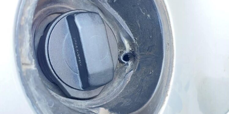 Vodite računa gde ostavljate auto, u Leskovcu počeli da izvlače gorivo iz rezervoara