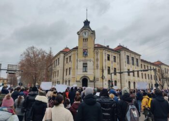 Studenti u dve kolone, razvili transparent „Krvave ruke“ na Mostu mladosti