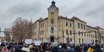 Studenti u dve kolone, razvili transparent „Krvave ruke“ na Mostu mladosti