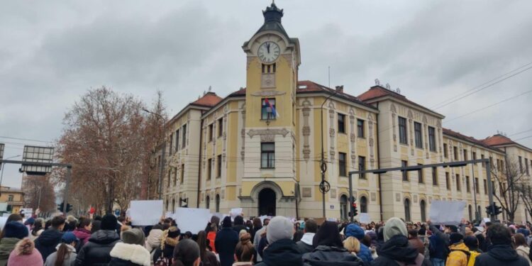 Studenti u dve kolone, razvili transparent „Krvave ruke“ na Mostu mladosti