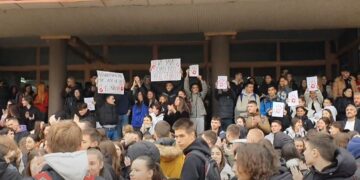 Leskovački gimnazijalci: „I mi smo pod nadstrešnicom!“ – Sve više fakulteta u blokadi, mladost Srbije se budi