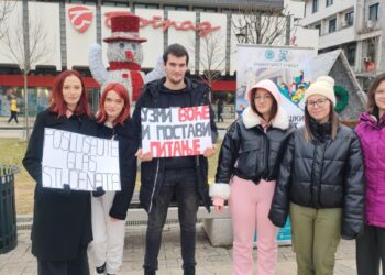 Studenti iz Leskovca razgovarali sa građanima i delili im voće, za petak najavljuju protestnu šetnju kroz grad