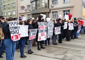 Leskovac se budi: Na odavanju pošte i protestnoj šetnji danas trostruko više ljudi nego prošlog petka