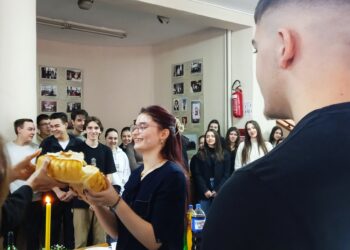 Leskovački gimnazijalci i ekonomci obeležili školsku slavu na blokadama, zajedno sa profesorima