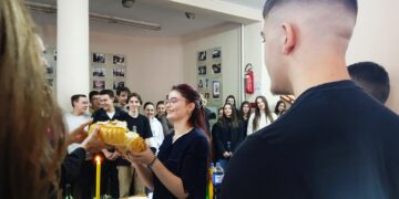 Leskovački gimnazijalci i ekonomci obeležili školsku slavu na blokadama, zajedno sa profesorima