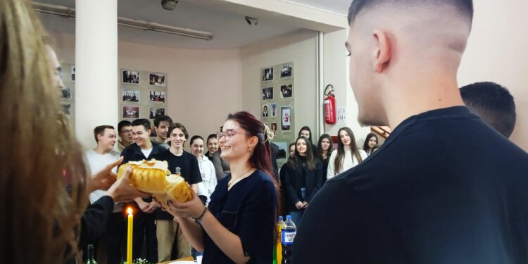 Leskovački gimnazijalci i ekonomci obeležili školsku slavu na blokadama, zajedno sa profesorima