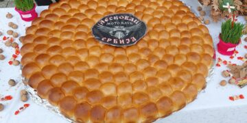 Lomljenje božićne česnice po prvi put na trgu u Leskovcu