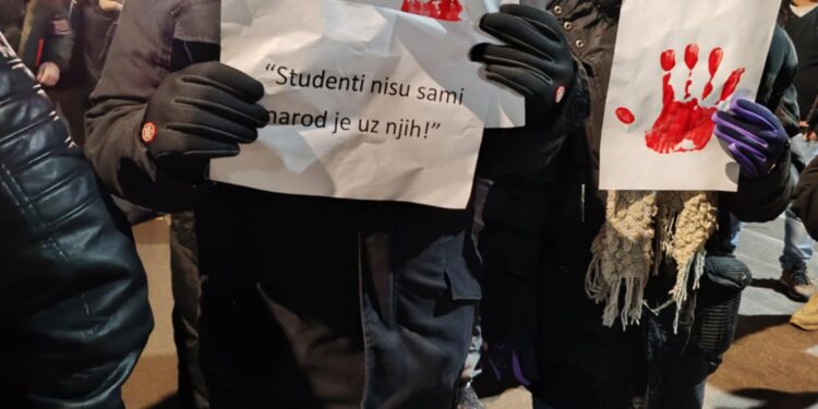 U lebanskoj gimnaziji zaključali učenike i nisu im dali da se pridruže protestima – VIDEO
