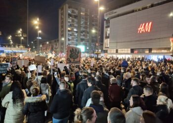 Do sada nezapamćen protest večeras u Nišu! Policajac pištaljkom pozdravio učesnike