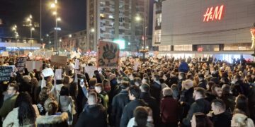 Do sada nezapamćen protest večeras u Nišu! Policajac pištaljkom pozdravio učesnike