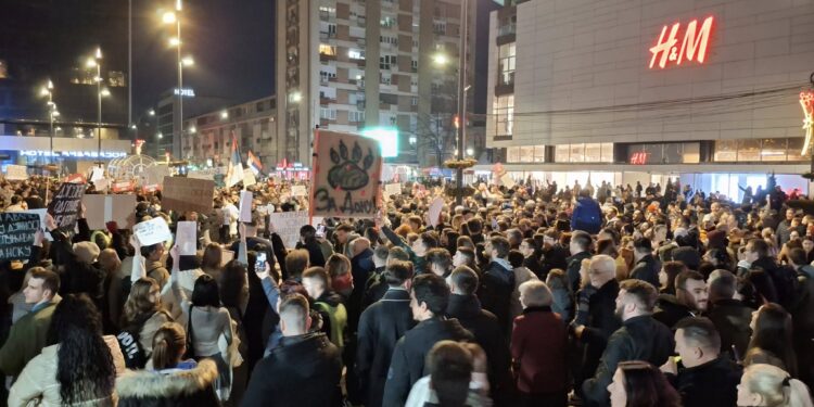 Do sada nezapamćen protest večeras u Nišu! Policajac pištaljkom pozdravio učesnike