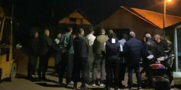 Blokada u centru Bogojevca: Meštani tvrde da su im kamioni „AB Kop“-a uništili put