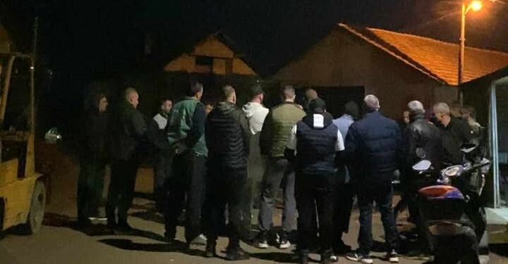 Blokada u centru Bogojevca: Meštani tvrde da su im kamioni „AB Kop“-a uništili put