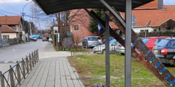 Krenulo se sa postavljanjem novih autobuskih stajališta po Leskovcu, građani imaju brojne zamerke