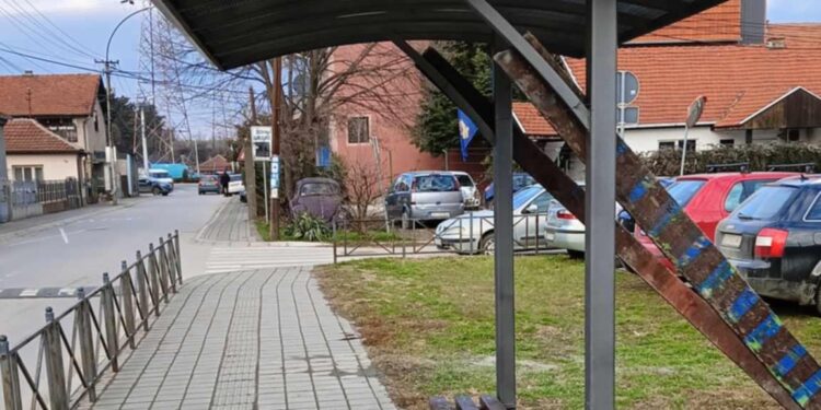 Krenulo se sa postavljanjem novih autobuskih stajališta po Leskovcu, građani imaju brojne zamerke