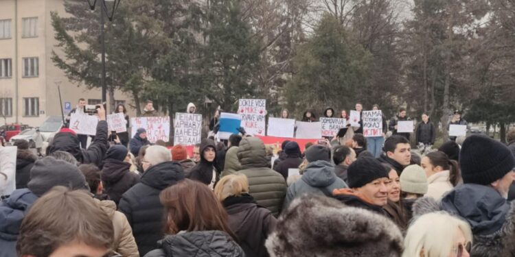 Studenti Tehnološkog fakulteta iz Leskovca pozivaju građane na veliki protest na nezavršenom trgu u znak podrške prosvetnim radnicima