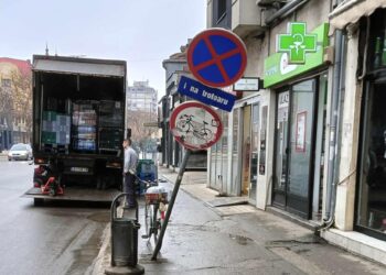 Uništeni saobraćajni znakovi i hidranti postali su svakodnevna slika Leskovca