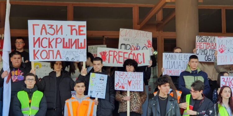 Nakon protestne šetnje srednjoškolci blokirali deo Bulevara oslobođenja u Leskovcu