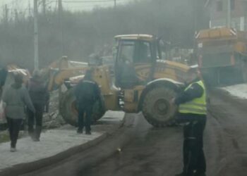 Teško povređena devojka, autom udarila u građevinsku mašinu