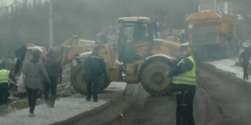 Teško povređena devojka, autom udarila u građevinsku mašinu