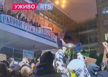 „Radnici RTS su uz studente“: Zaposleni javnog servisa istakli transparent uživo u programu