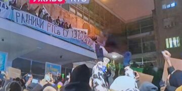 „Radnici RTS su uz studente“: Zaposleni javnog servisa istakli transparent uživo u programu