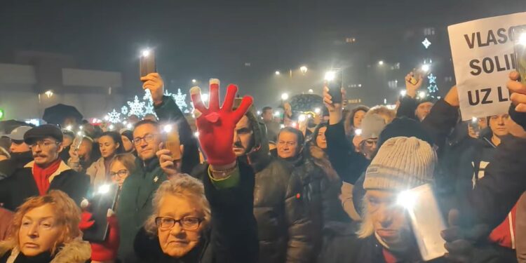 „Ne dirajte nam decu!“: Poruke najstarijih građana iz prvih redova protesta u Leskovcu