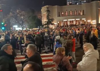 U Nišu više hiljada ljudi na hitnom protestnom okupljanju, u Leskovcu zbog kasne objave znatno manji broj