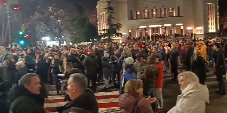 U Nišu više hiljada ljudi na hitnom protestnom okupljanju, u Leskovcu zbog kasne objave znatno manji broj