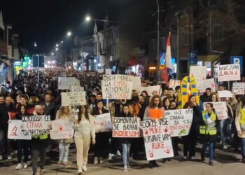 Nepregledna kolona ljudi na protestima u Leskovcu, studentima stizala podrška i sa prozora i terasa – VIDEO