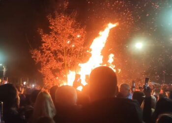 Oko hrastovih varnica u Leskovcu okupilo se više hiljada vernika u portu crkve Svete trojice i hrama u Dubočici
