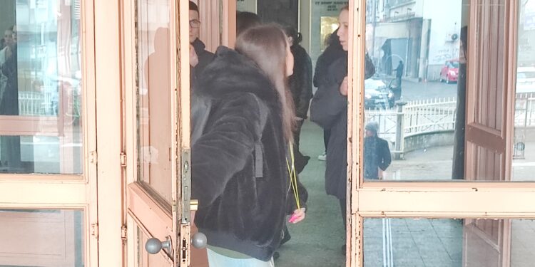 Počela blokada nastave u leskovačkoj Gimnaziji, maturanti čekaju da im se obrati direktorka