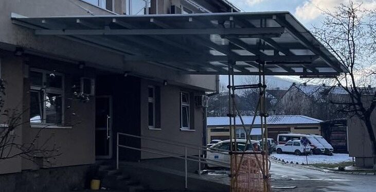 Nadstrešnica na ulazu u hitnu u Vlasotincu podupreta nebezbednim skelama?
