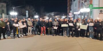 Novo okupljanje ispred zgrade opštine u Lebanu večeras proteklo mirno