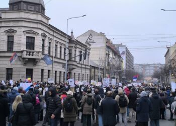U Nišu i Vranju masovna okupljanja na protestima „Školski čas u zadnji čas“