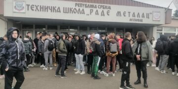 Učenici Tehničke škole u Leskovcu po prvi put ćutali za žrtve u Novom Sadu, nastava nije blokirana